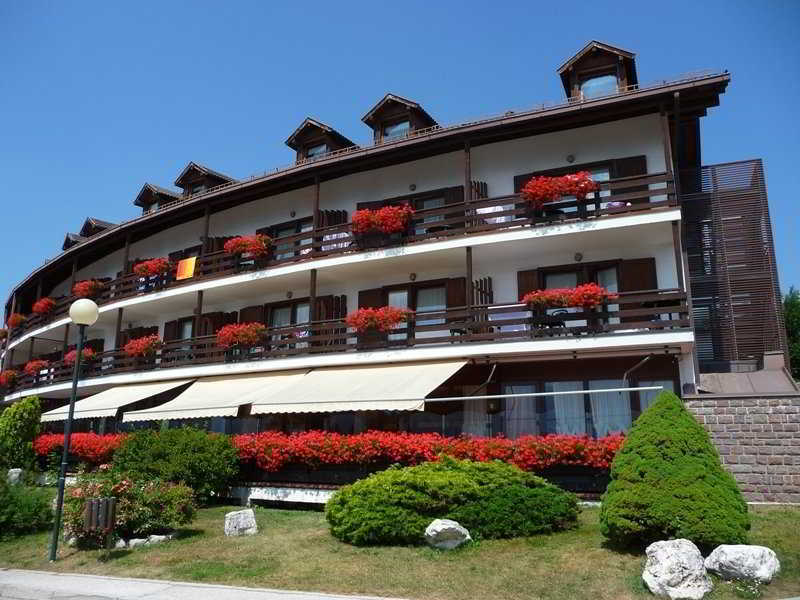 Hotel Resort Veronza Cavalese Exterior photo